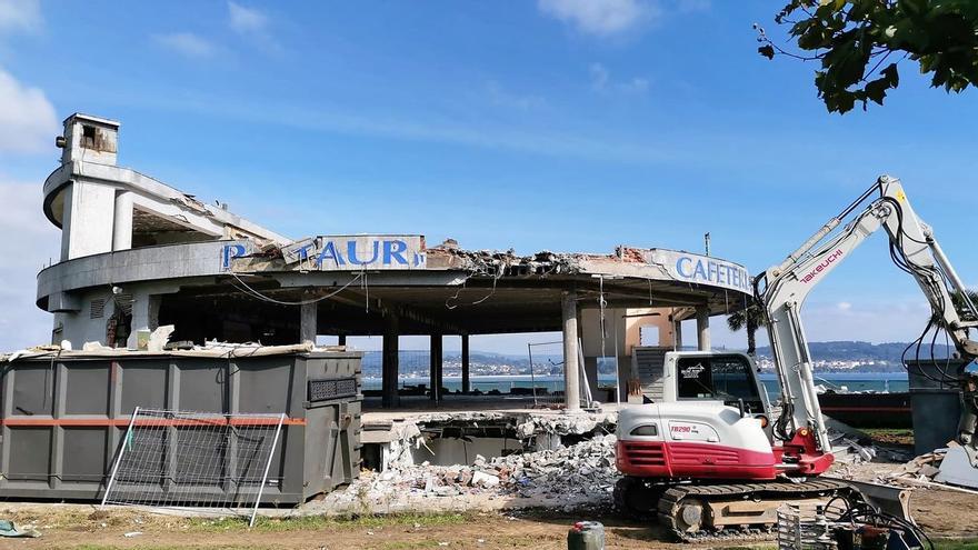 Derribo histórico: desaparecen 20 años de un edificio ilegal en Sada