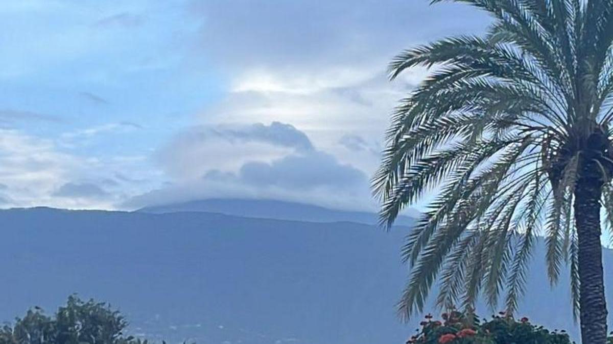 El Teide amanece con su sombrero de nubes.