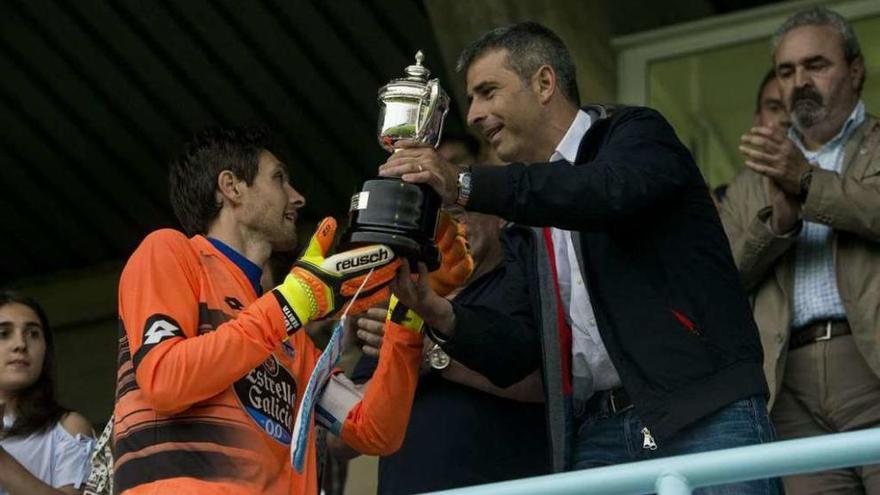 Germán Lux recoge el Trofeo Emma Cuervo a la conclusión del encuentro.