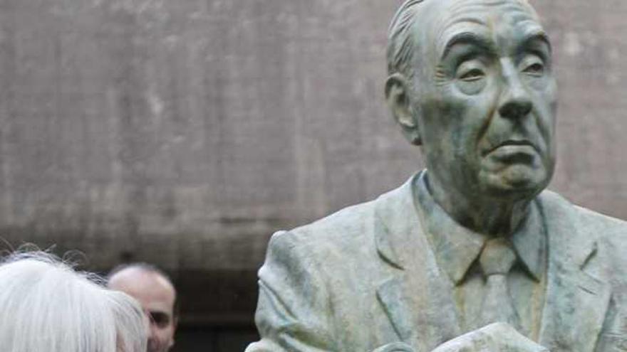 Estatua al maestro Jorge Luis Borges Coreano en las escuelas de idiomas ...