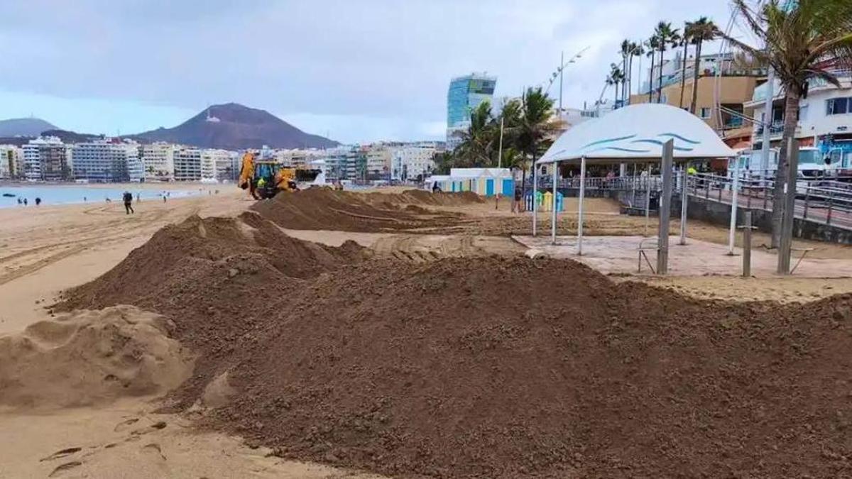 Un muro de 50 metros y accesos cerrados por el temporal en Las Palmas de Gran Canaria