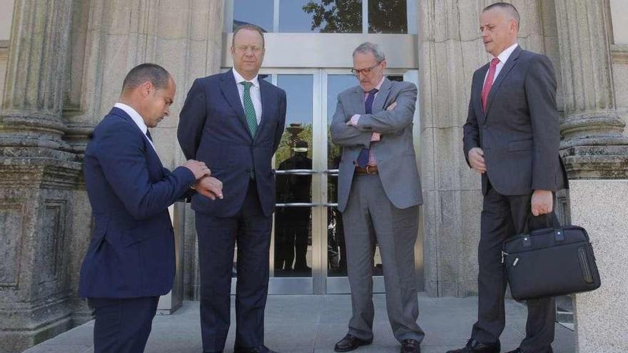 Jaime López, Pérez Canal, Dieter Moure y Jorge Cebreiros, antes de una reunión en la Xunta. // X. Álvarez