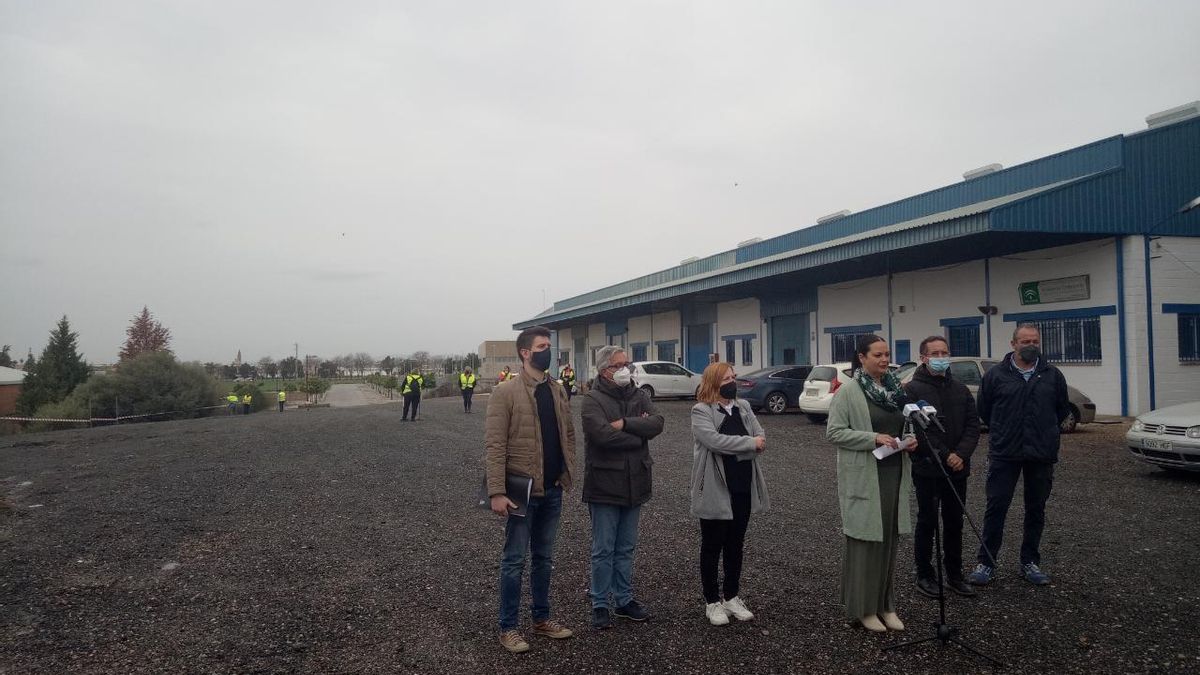Arquitecto director de la obra, responsable del Cade, alcaldesa, concejala de Urbanismo, arquitecto municipal y técnico del ayuntamiento que coordina las obras.