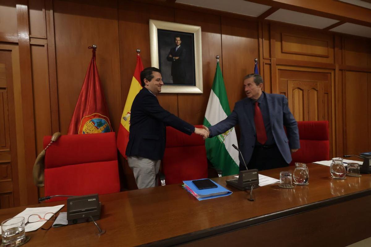 El alcalde y presidente del Pleno de Córdoba, José María Bellido, saluda al secretario del Pleno, Valeriano Lavela.