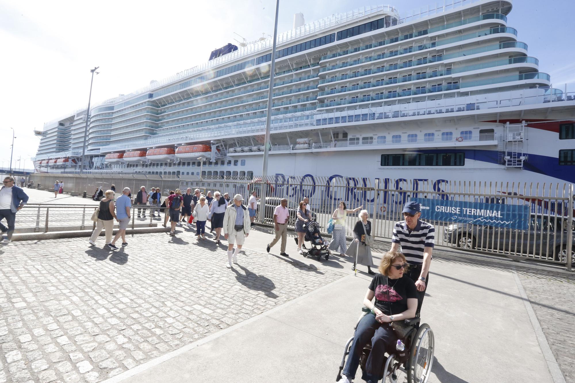 El trasatlántico Arvia' recala en A Coruña con 6.000 personas a bordo