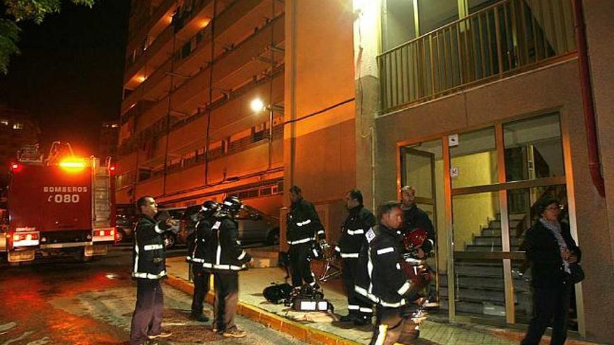 Agentes de Bomberos anoche junto al edificio del Cabo de las Huertas en el que falleció un hombre