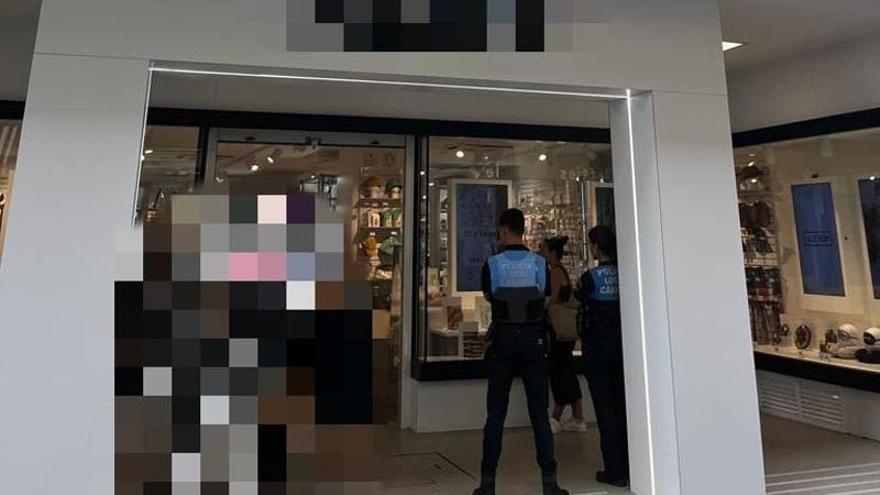 Los agentes de la Policía Local durante la intervención el martes en una tienda.