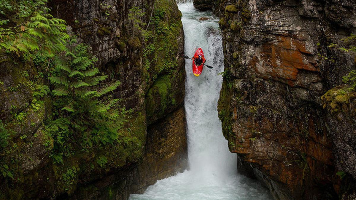 Aniol Serrasolses desciende con su kayak la cascada Key Hole