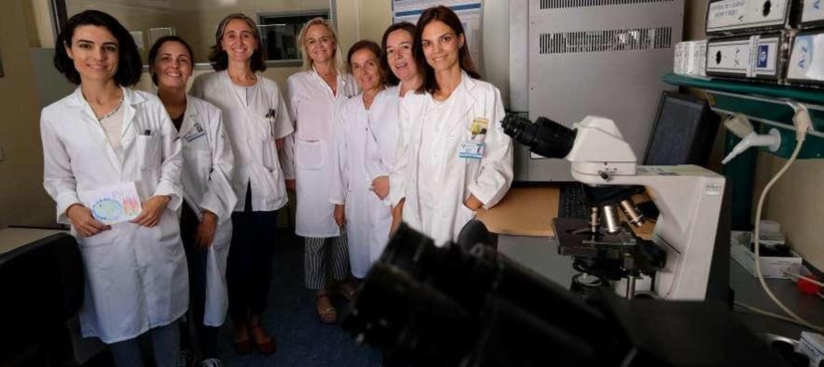 Por la izquierda, Paula Alonso, Susana Diego (coordinadora de calidad), Julia Lobo, Alba Riesgo, Carmen Martínez, María Antonieta Gayoso (jefa del servicio de farmacia) y Patricia Mejuto (microbióloga).