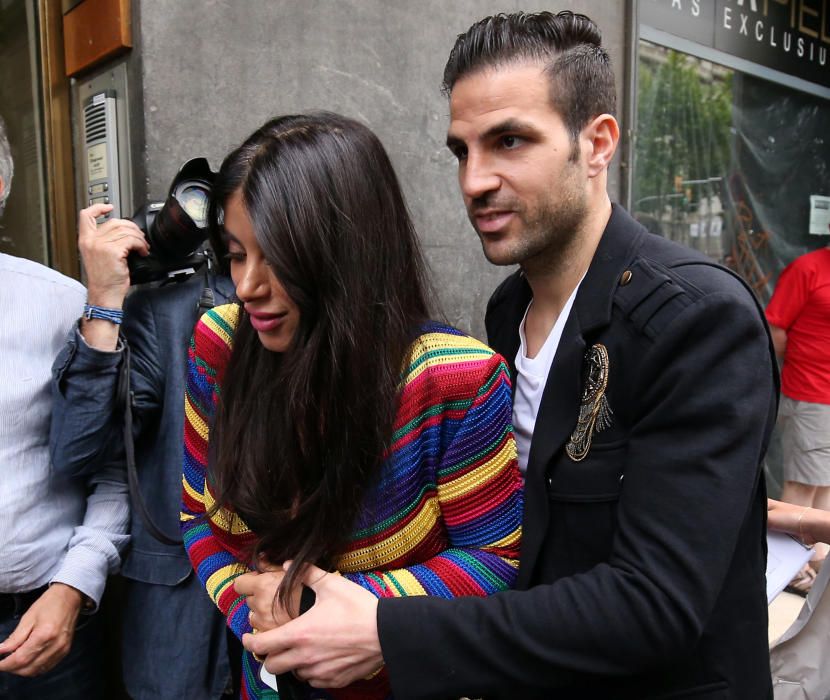 Daniella Semaan junto a Cesc Fàbregas