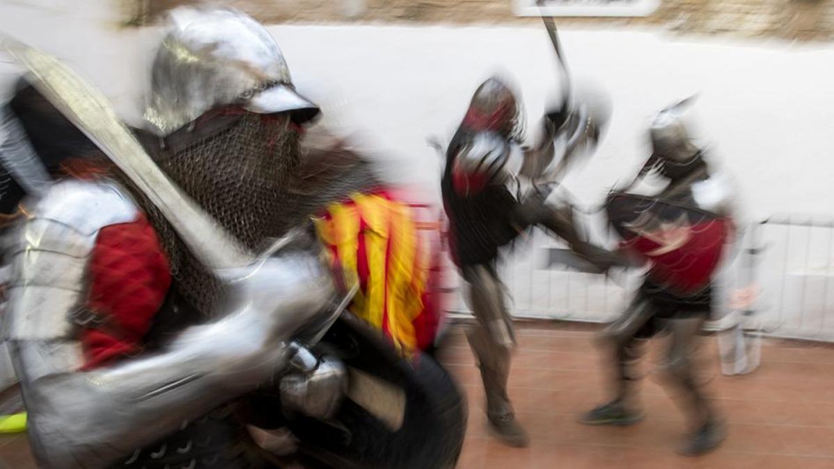 Entrenamiento del club Born Combat Medieval en un gimnasio de Sant Adrià de Besòs.  