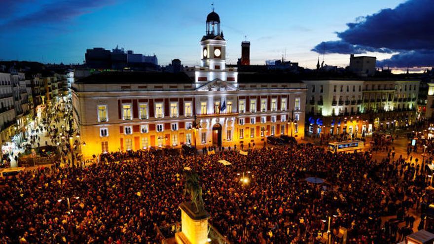 Miles de taxistas se manifiestan en la Puerta del Sol