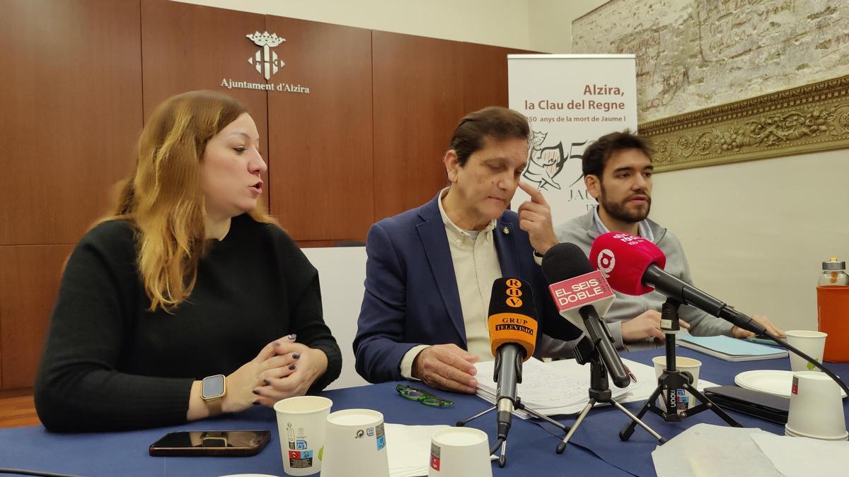 El alcalde de Alzira, Alfons Domínguez, entre la concejala Gemma Alós y el edil Andrés Gomis.