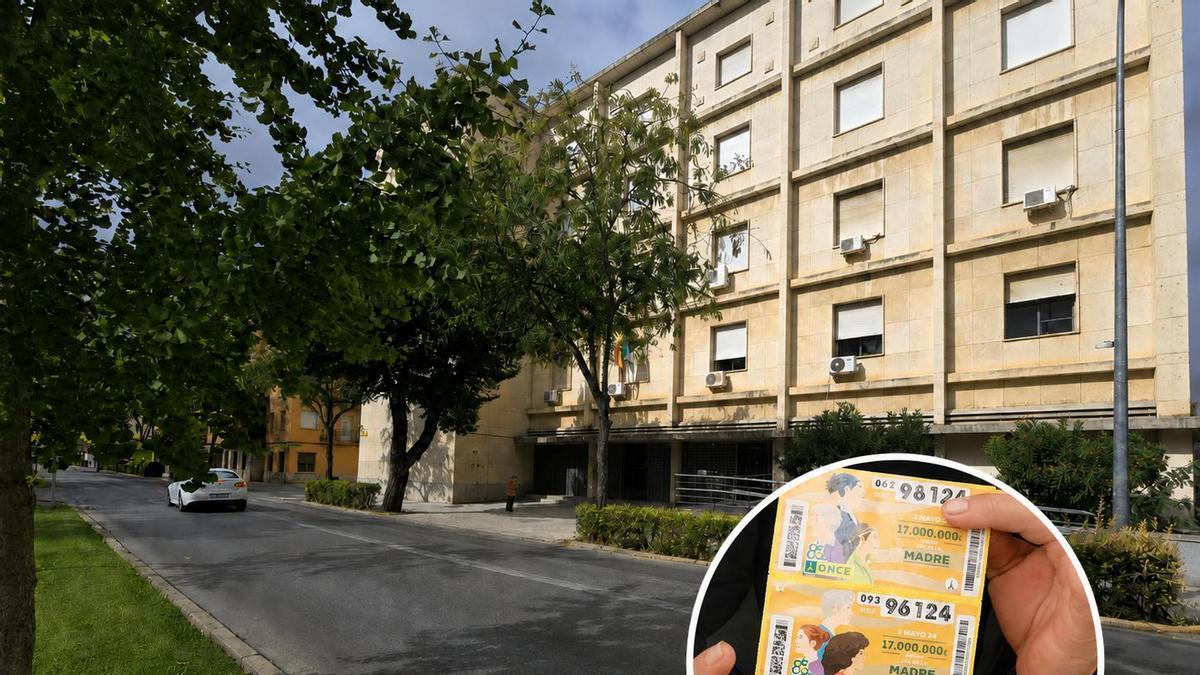 Exterior de la Audiencia de Badajoz. En el círculo, tres cupones premiados en el sorteo del 5 de mayo de 2024.