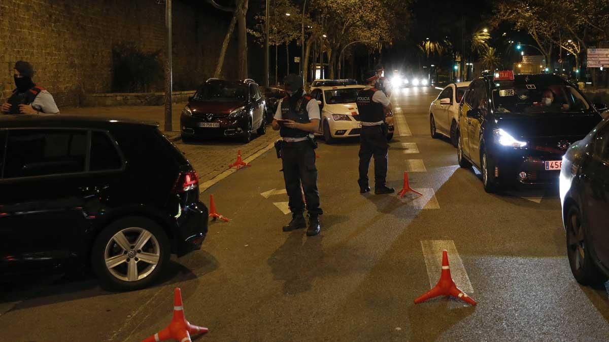 Los Mossos sancionarán a partir de hoy el incumplimiento del toque de queda. En la foto, control de los Mossos, la primera noche de toque de queda en Barcelona.