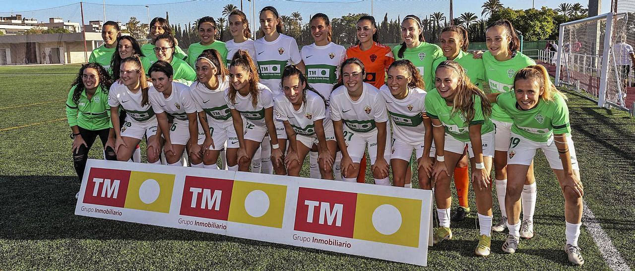 El equipo al completo posa para la foto antes de iniciarse el partido de ayer, el primero de Copa de la Reina que disputaba el Elche. |