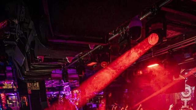 Un grup de joves balla a la discoteca Opium. | MANU MITRU