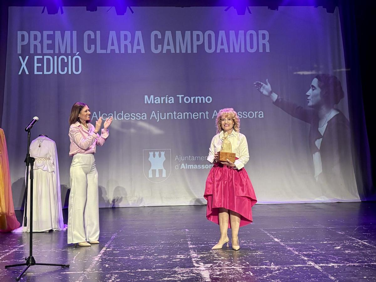 Mariló Limo ha recogido emocionada el reconocimiento de la ciudad de Almassora.