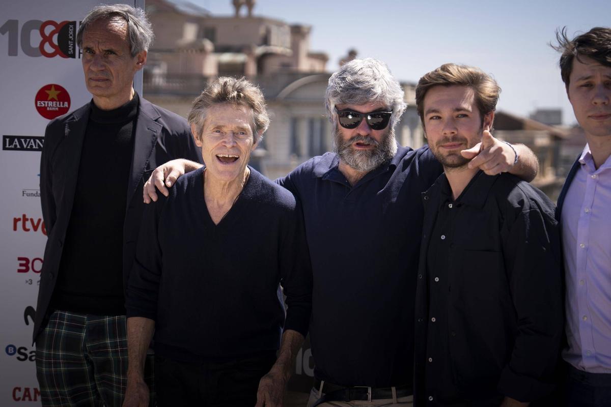 Barcelona 16/04/2026 Barcelona Film Festival Photocall en el Hotel Casa Fuster con el Passeig de Gràcia de fondo En la foto, el actor Francesc Garrido, Willem Dafoe, protagonista de ‘El anfitrión’ , el director de la película Miguel Ángel Giménez y el actor Carlos Cuevas Fotografía de Ferran Nadeu