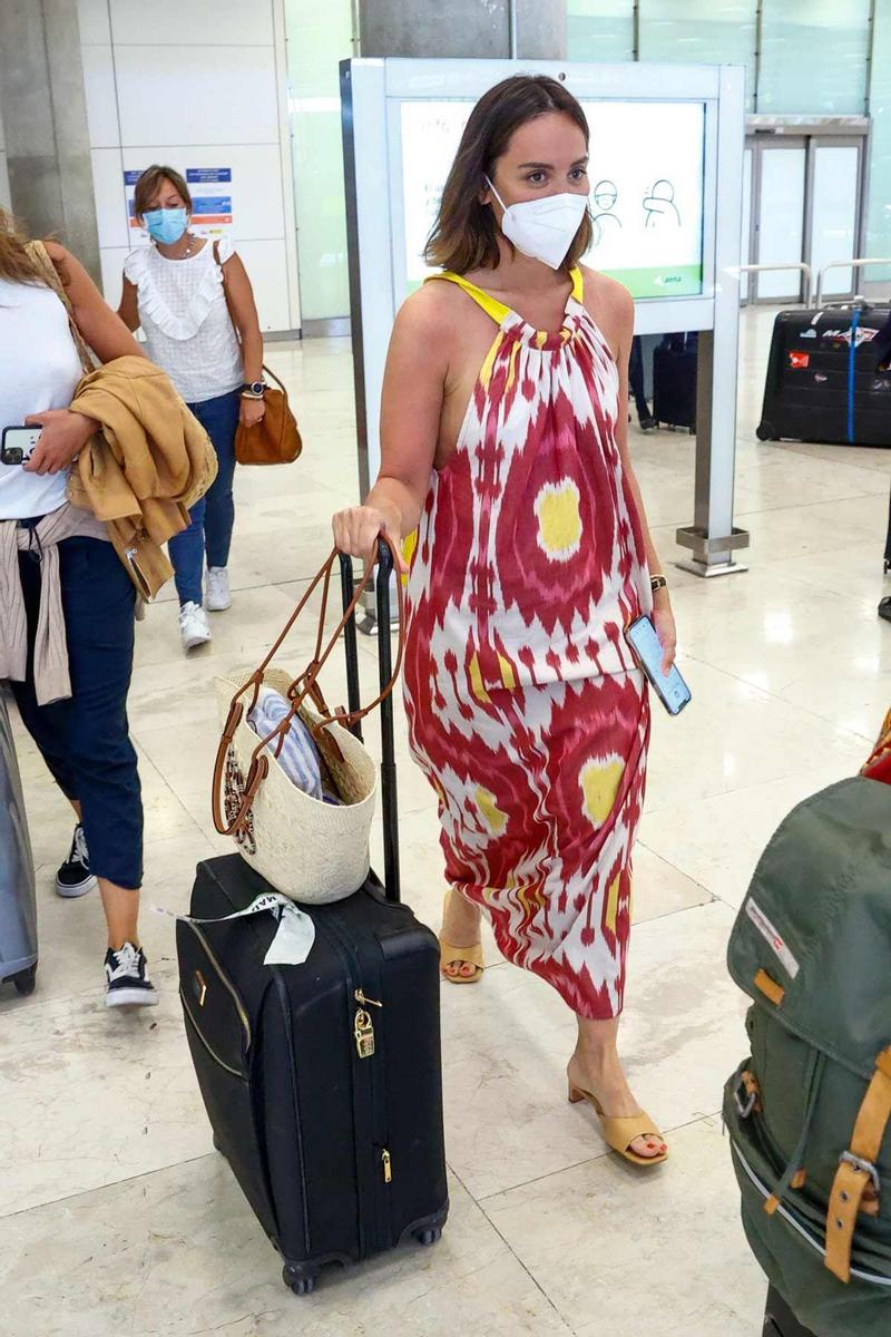 Tamara Falcó con vestido tie dye y sandalias amarillas