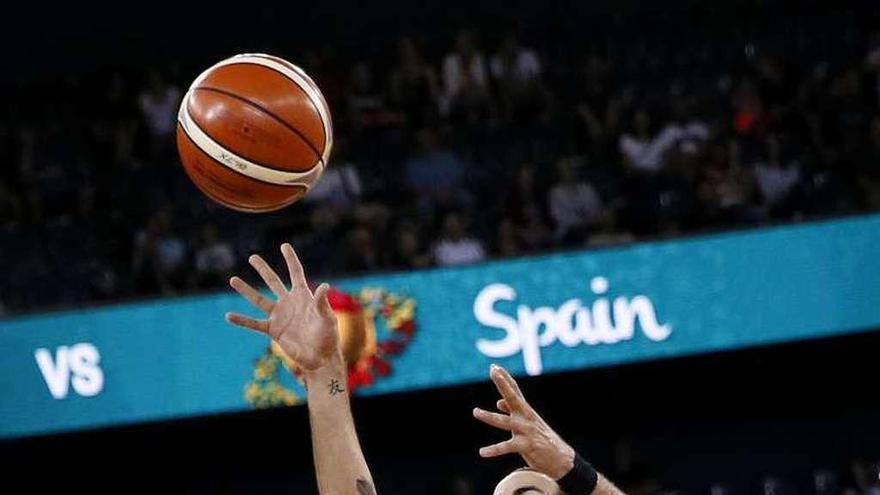 Ricky Rubio intenta anotar ante la República Checa.