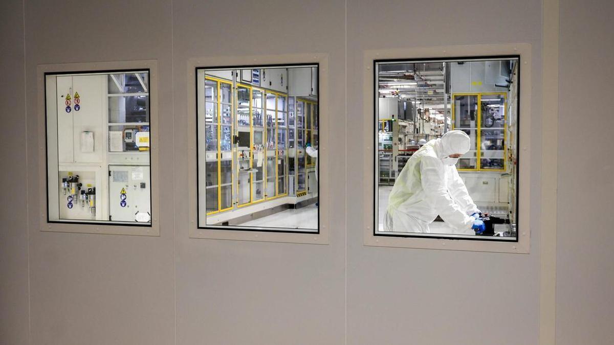 Sala blanca de producción de baterías de la planta alemana de Volkswagen en Salzgitter.