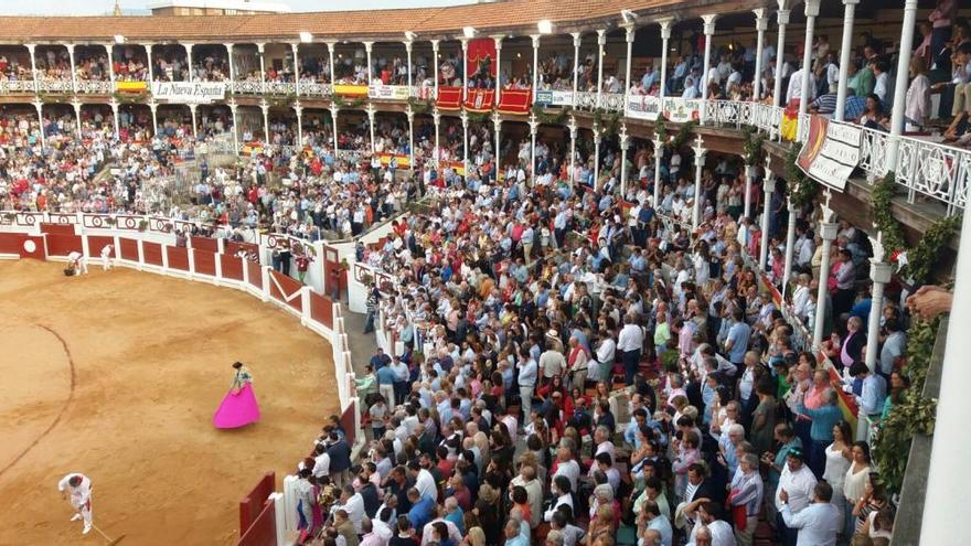 Corrida gris en El Bibio en la víspera de Begoña