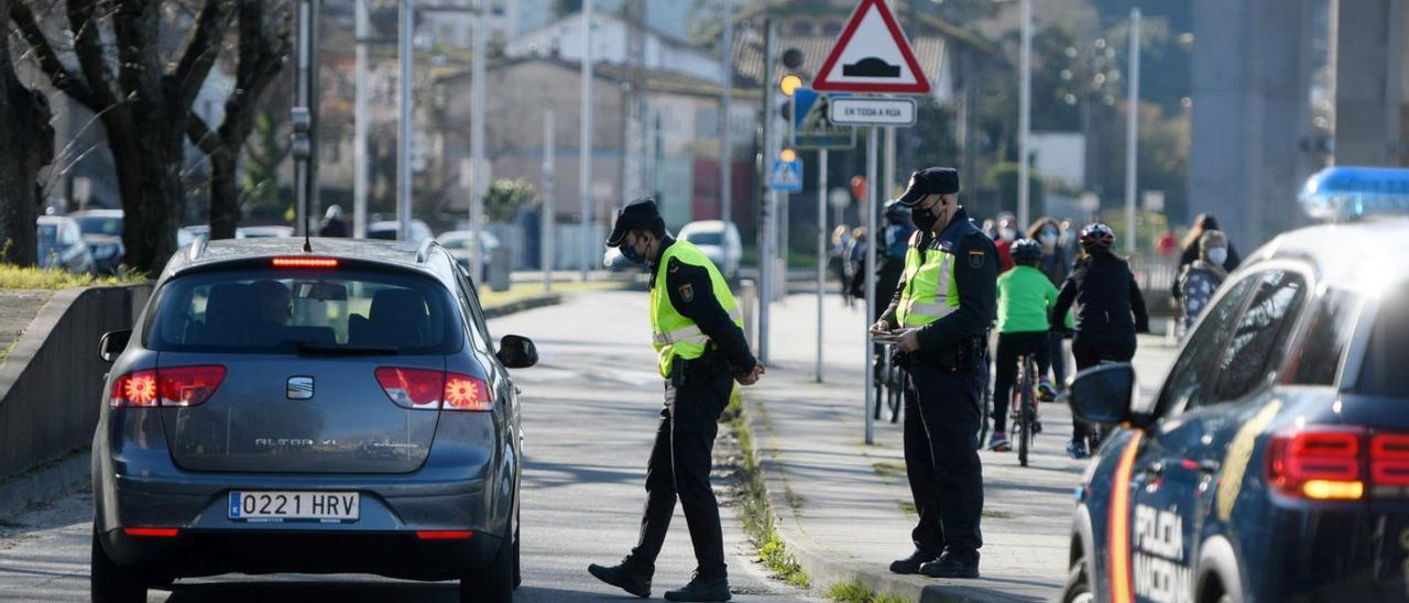 Uno de los controles desplegados en Pontevedra durante el estado de alarma. |   // GUSTAVO SANTOS