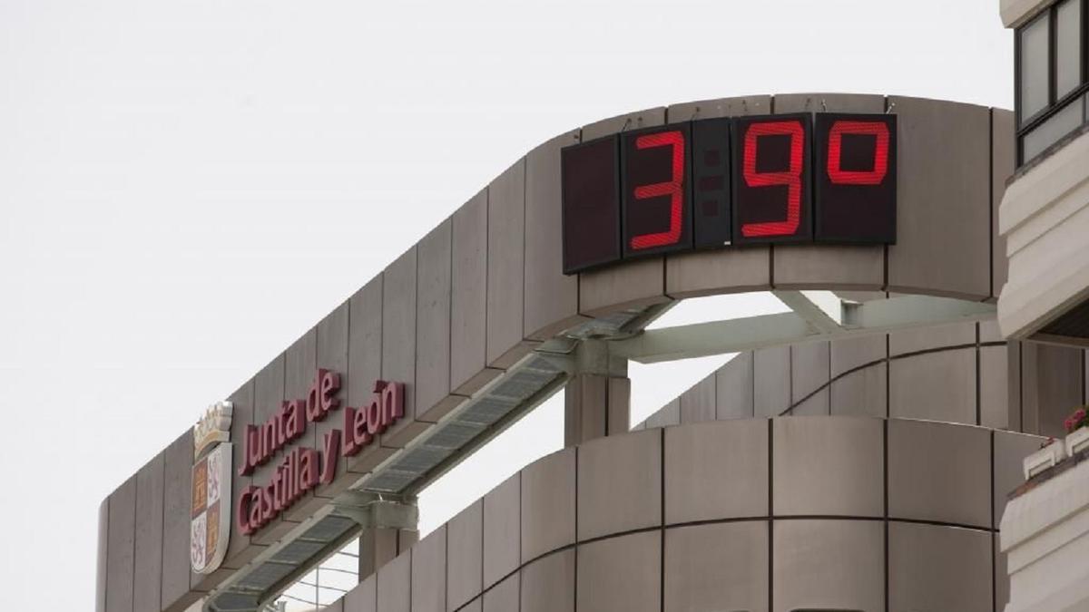 Termómetro de la Junta en Zamora marcando 39 grados en una imagen de archivo.