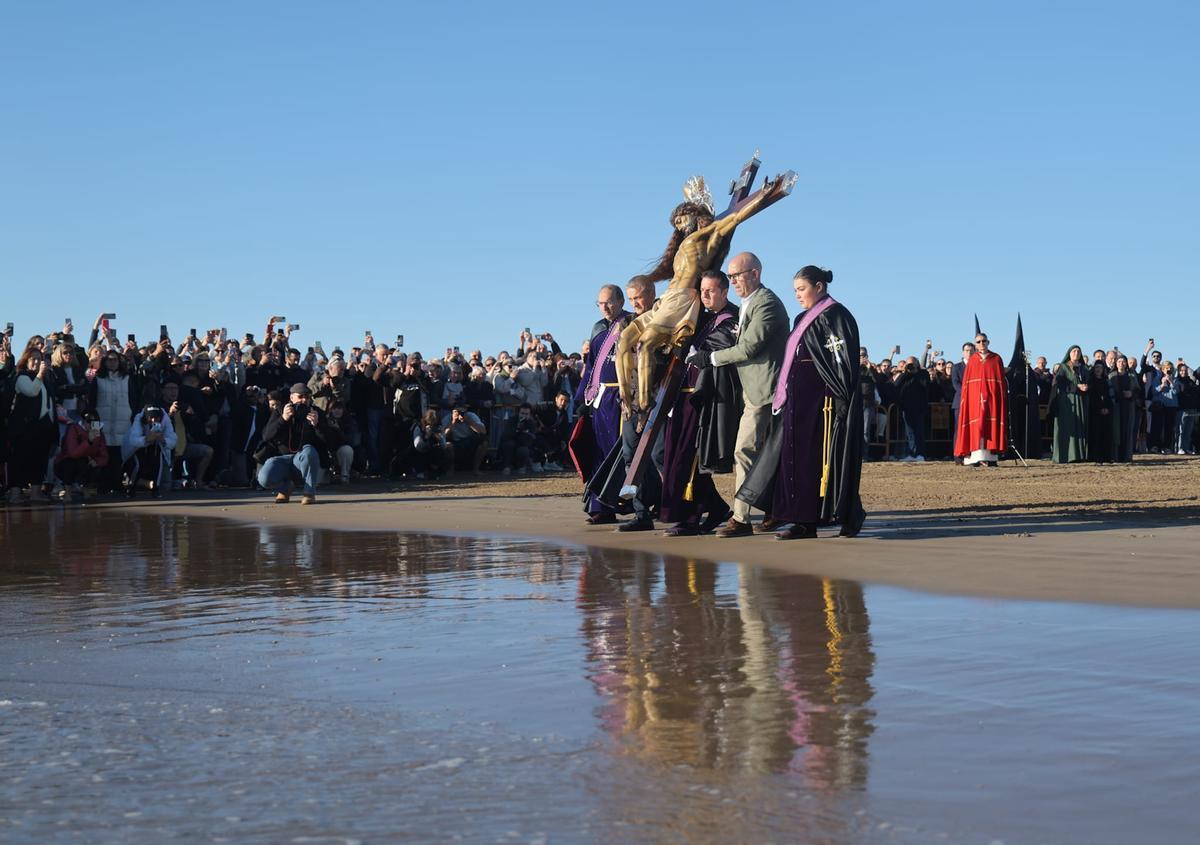 El encuentro de los cristos del Cabanyal estrenan el Viernes Santo de la Semana Santa Marinera de València