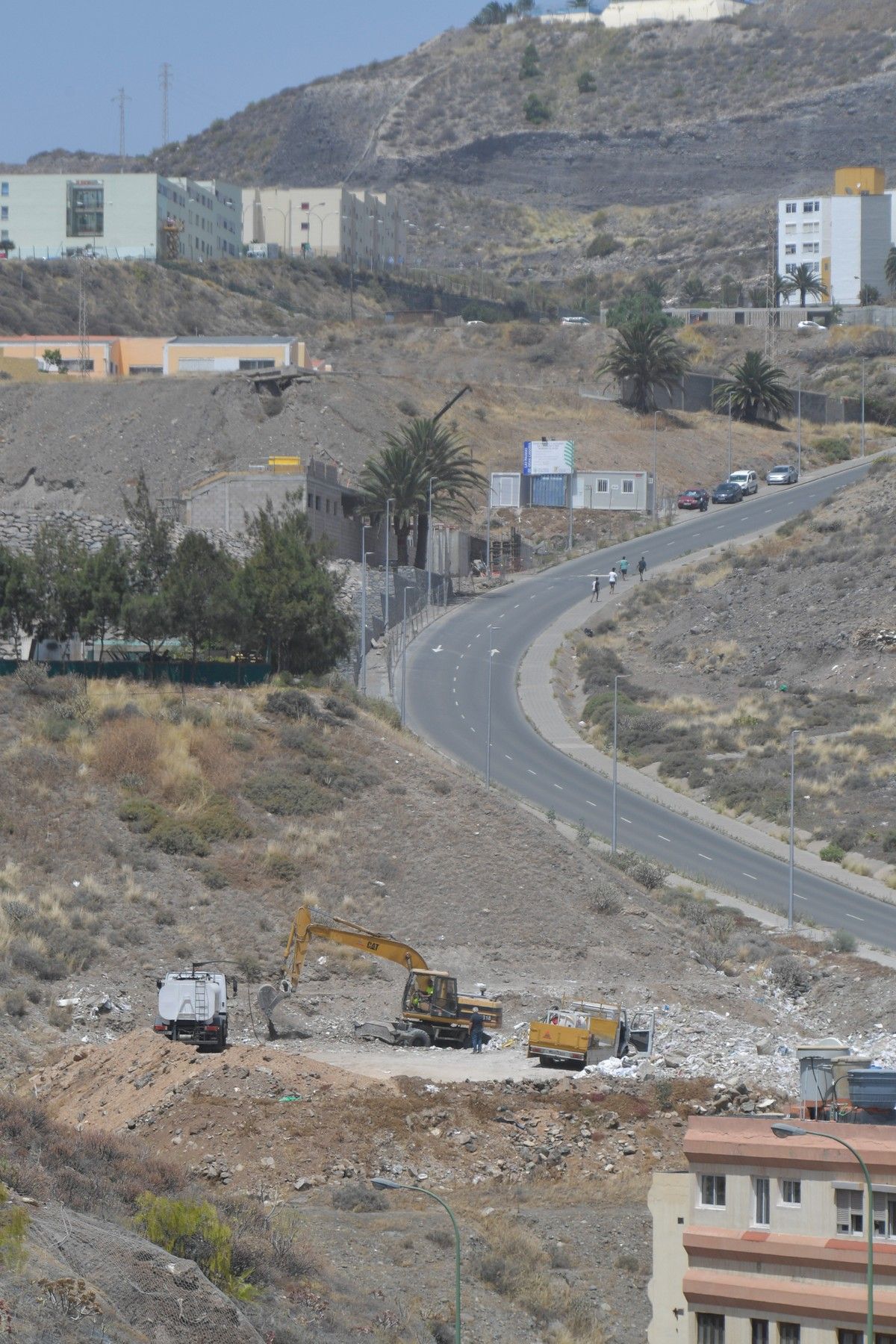 Retirada de la escombrera subida al Barrio de El Lasso