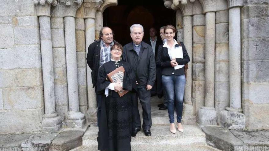 El párroco, con los miembros del Instituto de Estudios Vigueses Elisa Pereira y Javier Goberna, y la rapsoda Carmeliña, en primer término, ayer en la entrada de la iglesia de Castrelos. // Adrián Irago