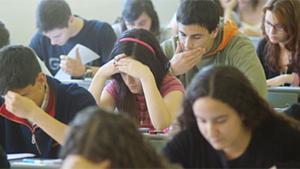 Alguns alumnes catalans durant els exàmens de la selectivitat.
