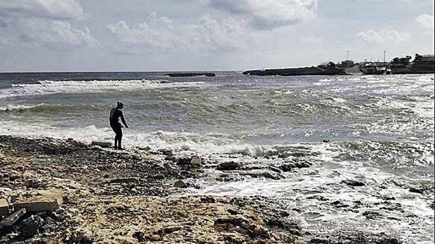 Un buzo de la Guardia Civil inspecciona la zona de la desembocadura del torrente.