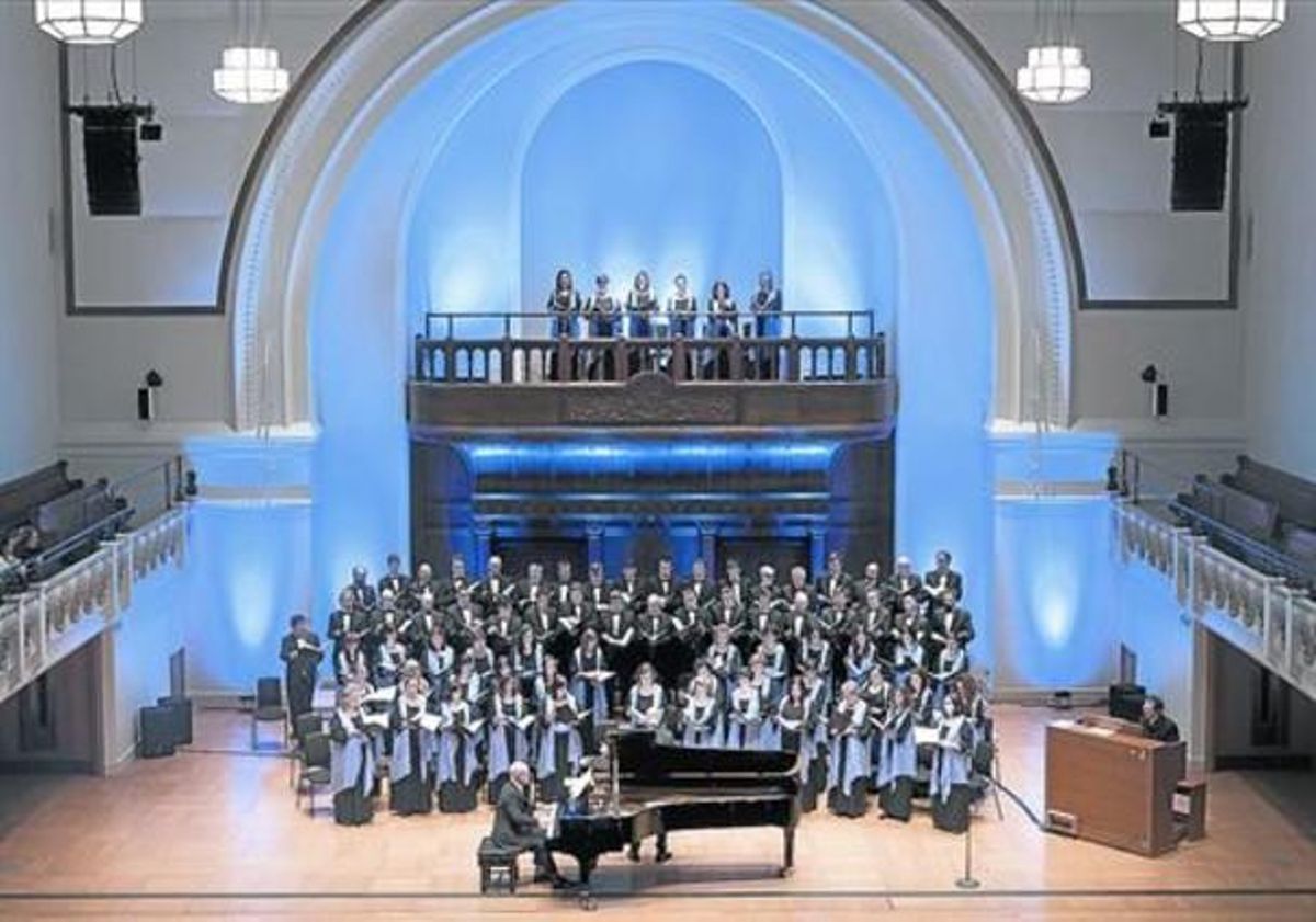 Els cors de l’Orfeó Català i el Cor de Cambra, ahir al Cadogan Hall de Londres.