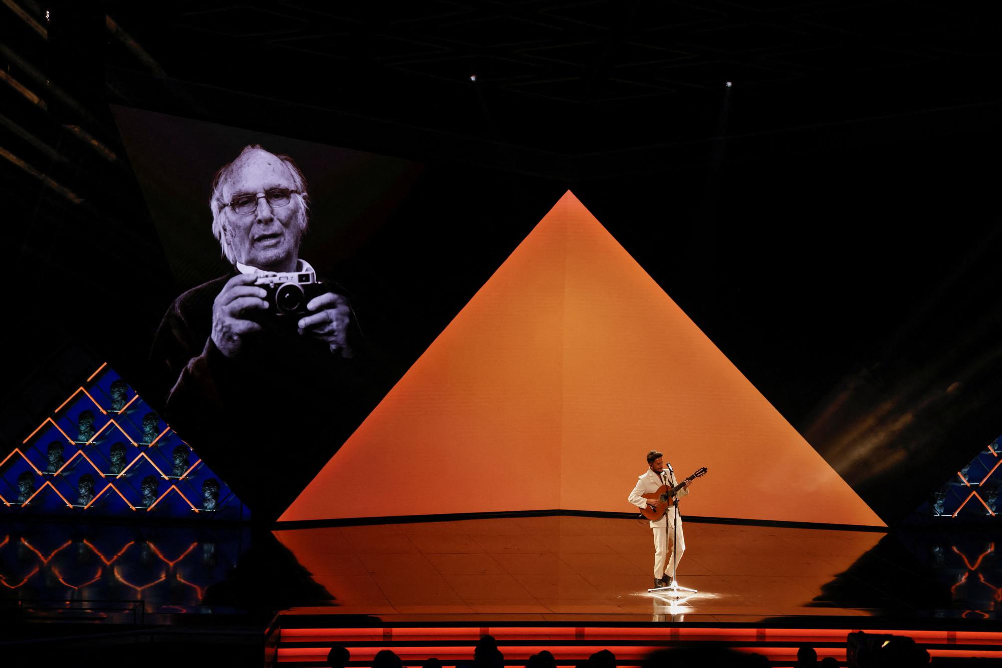 Manuel Carrasco interpreta los 'Cantares' de Serrat para homenajear a Carlos Saura.