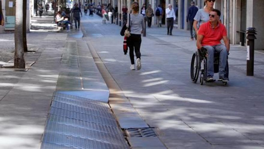 La vorera del carrer Santa Clara amb les polèmiques planxes de ferro.