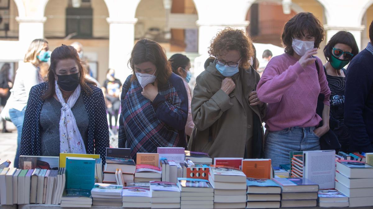 Sant Jordi arranca en Palma animado y con buen ritmo de ventas