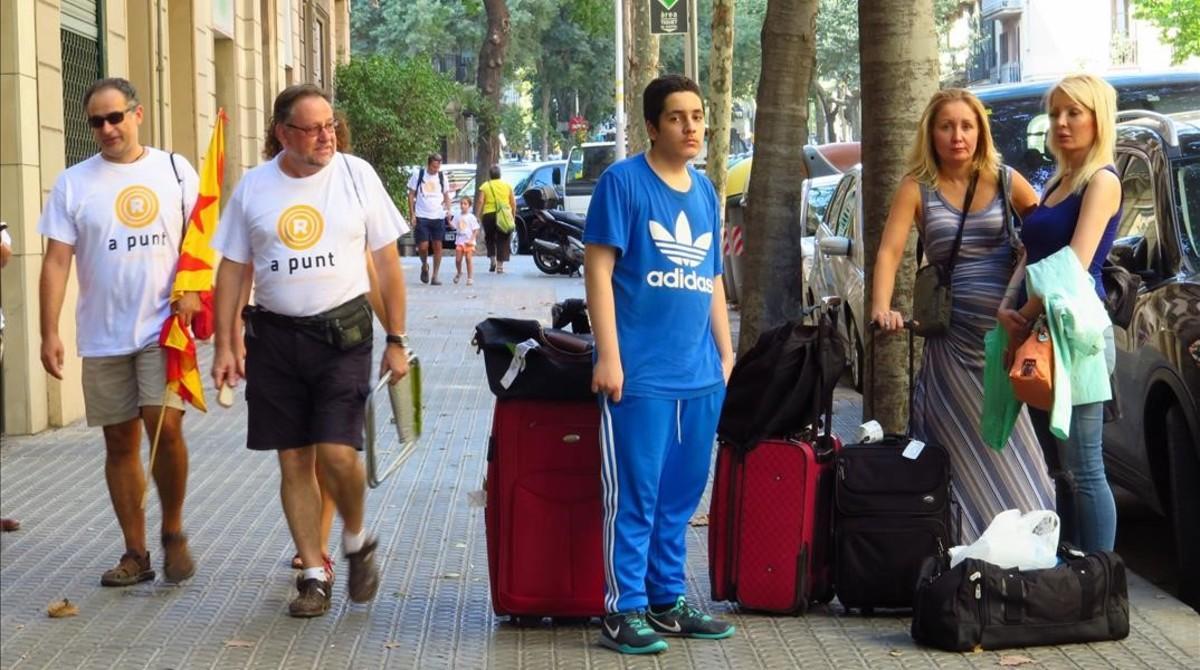 Participantes a la manifestación de la Diada y turistas coinciden en la calle en Barcelona, horas antes de la marcha.