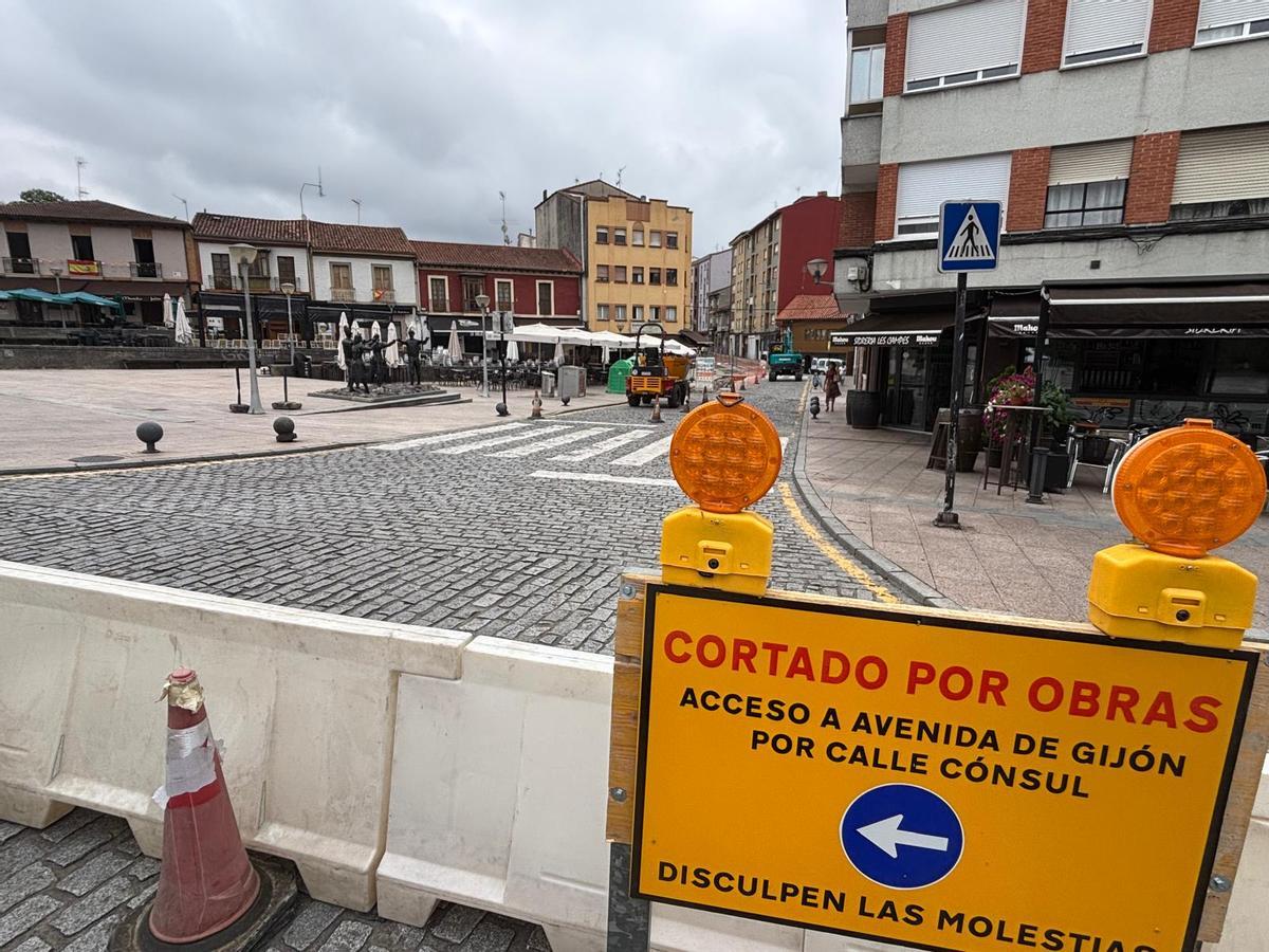 Las obras de la avenida de Gijón, con el cartel que informa del cierre de la vía en primer término.