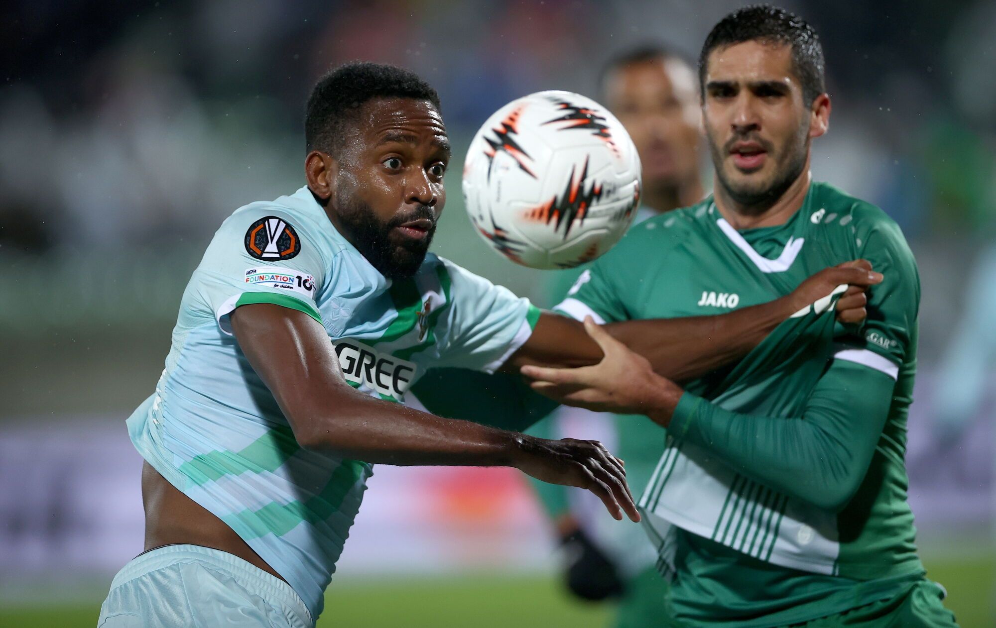 RAZGRAD (Bulgaria), 02/10/2025.- Cedric Bakambu (L) of Betis in action during the UEFA Europa League league phase match between PFC Ludogorets Razgrad and Real Betis Balompie, in Razgrad, Bulgaria, 02 October 2025. EFE/EPA/BORISLAV TROSHEV
