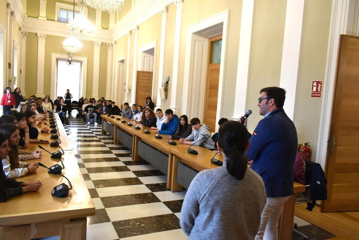 Fotogalería | Alumnos franceses y portugueses visitan el ayuntamiento de Cáceres