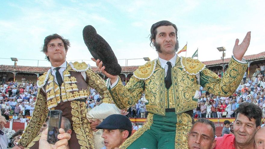 Archivo. Los diestros Morante de la Puebla y el peruano Roca Rey salen a hombros en la plaza de toros de Plasencia.