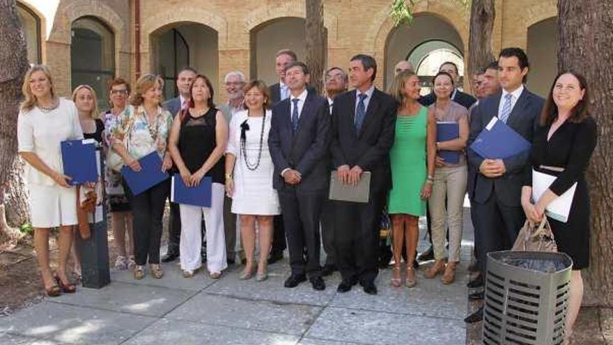 Representantes del Consell y Bankia posan con los beneficiarios, ayer.