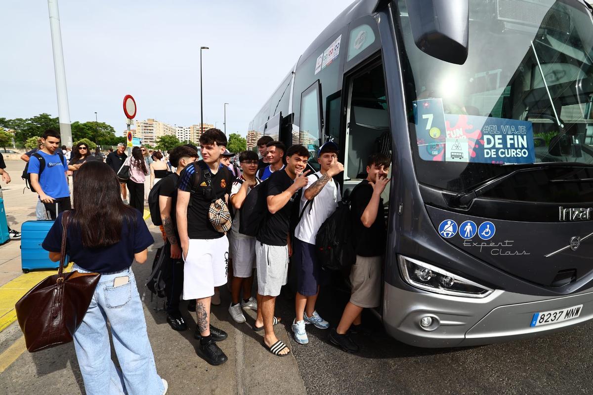 Los alumnos de Zaragoza se marchan a Salou para celebrar el final del curso.