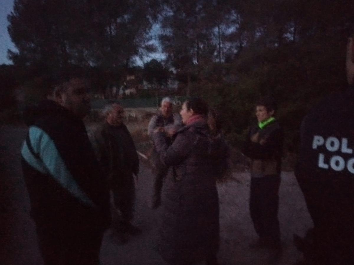 Un grupo de cazadores habla con las activistas que pretendían boicotear la batida en presencia de las fuerzas de seguridad.