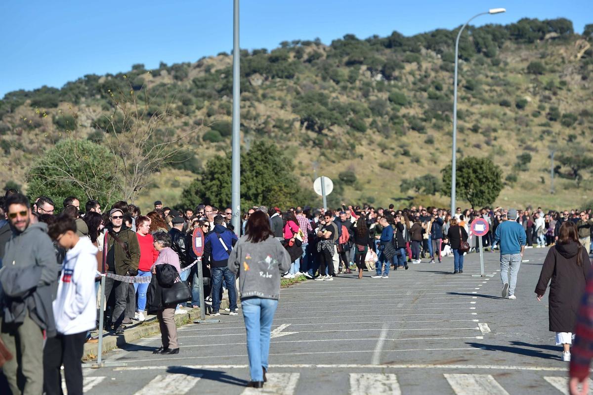 Asistentes al homenaje póstumo a Robe Iniesta, cantante y compositor de Extremoduro, en el Palacio de Congresos de Plasencia, su ciudad natal. Plasencia, 14 de diciembre de 2025. Fotografía de Toni Gudiel.