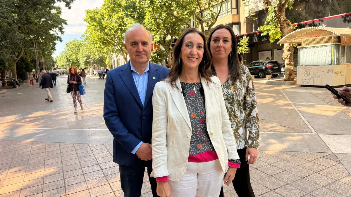 Paula Badanelli (c) junto a miembros de Vox este jueves en el bulevar de Gran Capitán.