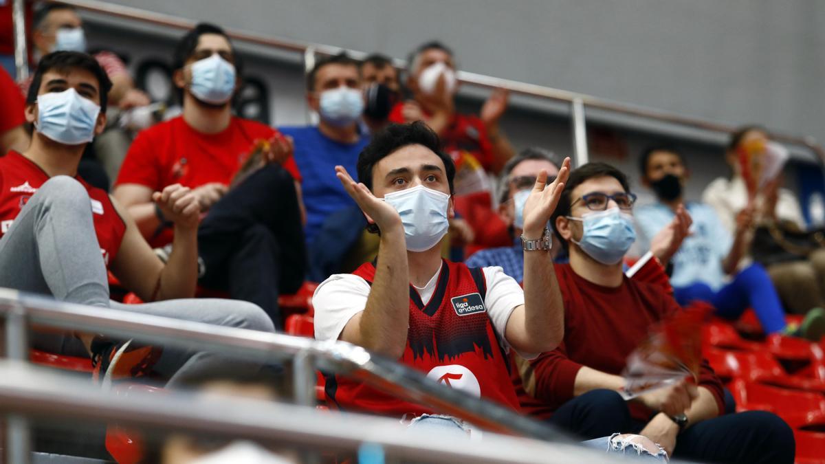 Aficionados para ver el Casademont-Dinamo Sassari de Champions.