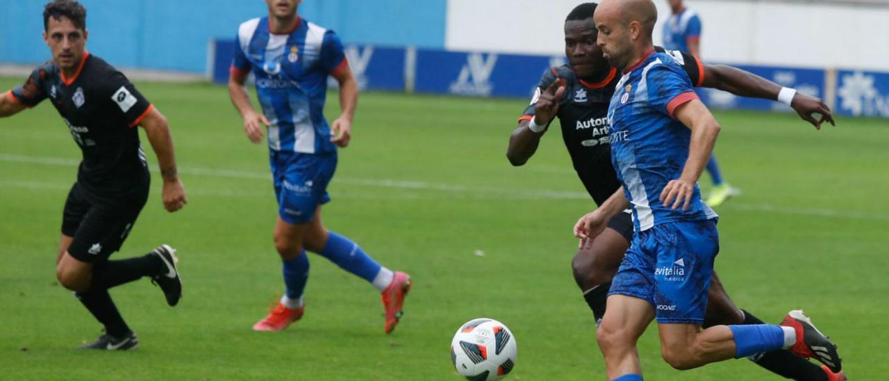 Sergio García conduce el balón ante Mathieu Mvondo. | Mara Villamuza